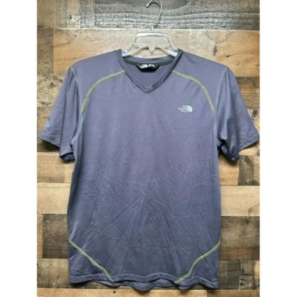 The North Face Men's V-Neck T-Shirt Size Medium
